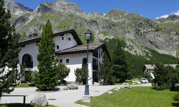 Sils-Maria Apartment | Cosy apartment for 4 people with WIFI, TV, balcony, pets allowed and parking