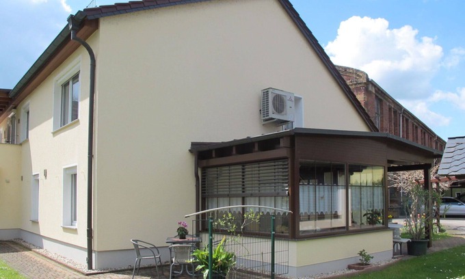 Eilenburg Apartment | Cosy apartment for 3 guests with WIFI, TV, patio, pets allowed and parking