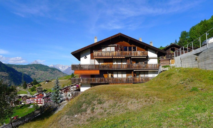 Graechen Apartment | Cosy apartment for 4 guests with WIFI, TV, balcony, panoramic view and parking