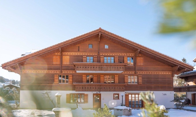 Saanenmoeser Apartment | Cosy apartment for 4 guests with WIFI, TV, balcony and pets allowed