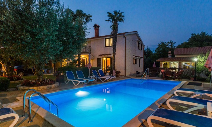 Vrznaveri Apartment | Cosy apartment for 5 guests with pool, A/C, WIFI, TV, terrace, pets allowed and parking