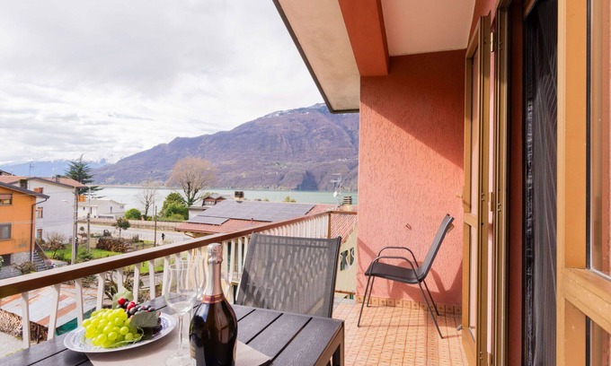 Verceia Apartment | Cosy apartment for 5 people with WIFI, TV, balcony, pets allowed and parking
