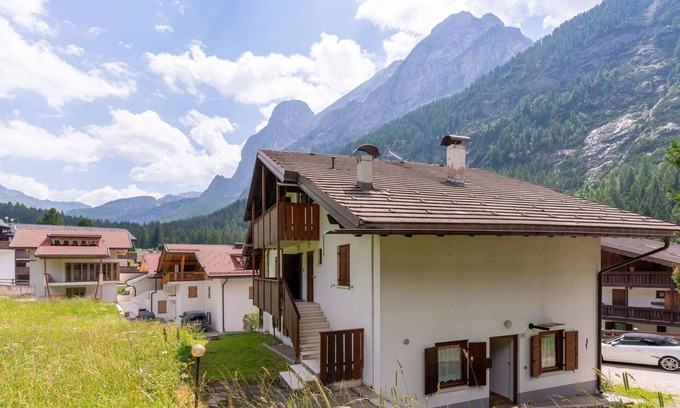 Penia Apartment | Cosy apartment for 6 guests with WIFI, TV, patio, pets allowed and parking