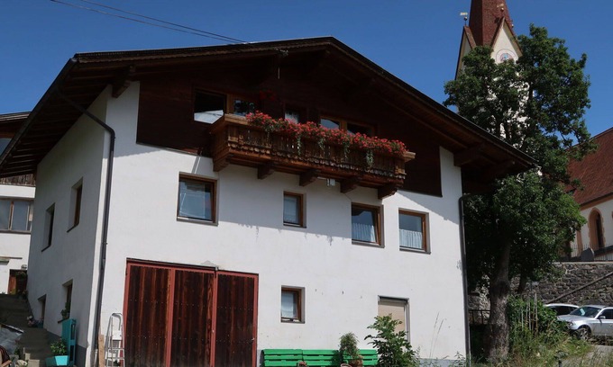 Kauns Apartment | Cosy apartment for 6 guests with WIFI, TV, balcony, pets allowed and parking