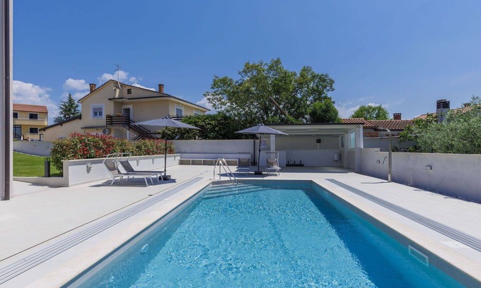 Murine Apartment | Cosy apartment for 6 guests with WIFI, pool, A/C, TV, terrace and parking