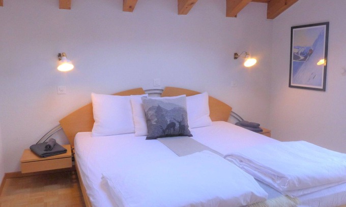 Taesch Apartment | Cosy apartment for 6 people with WIFI, TV, balcony and parking
