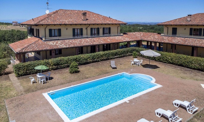 Mombaruzzo Apartment | Cosy apartment for 12 people with pool, WIFI, TV, balcony, pets allowed and parking