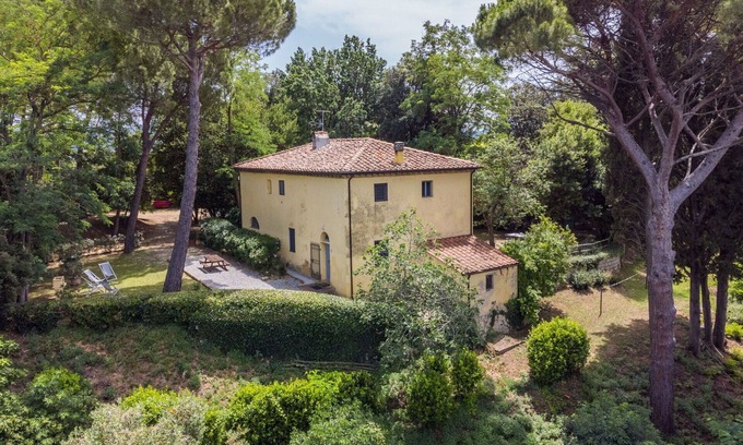 Lorenzana Villa | Cosy apartment in villa for 4 guests with WIFI, pool, pets allowed and parking