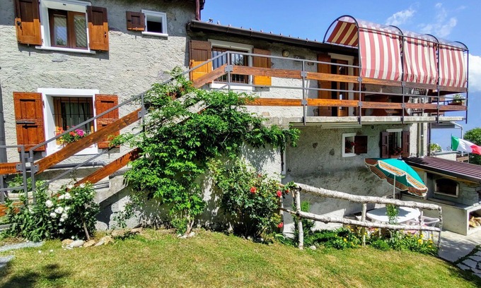 Peglio Apartment | Cosy apartment for 6 guests with WIFI, TV, patio and pets allowed