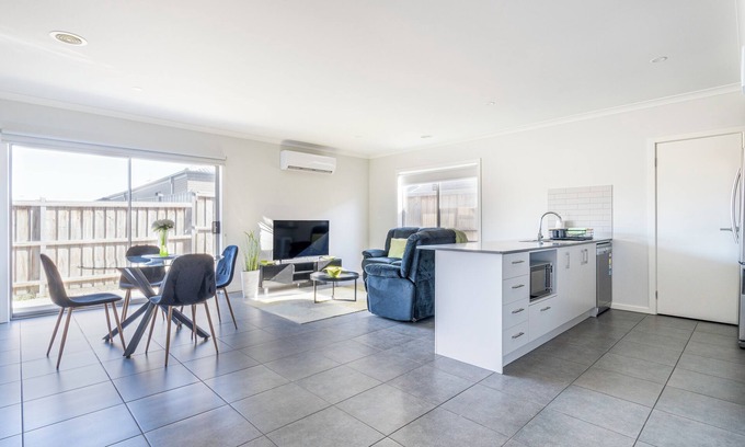 Wyndham Vale House | Cosy beautiful modern house close public transport and shopping mall