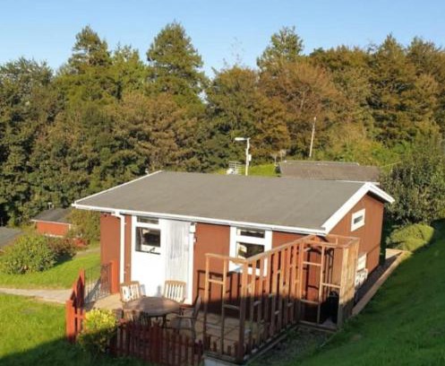 Llanybri Ski Chalet | Cosy Chalet, Seasonal Pool & Play Park Llansteffan