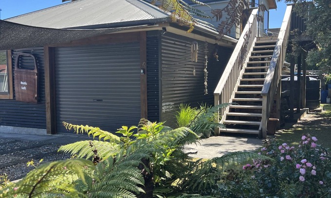 Gladstone Apartment | Cosy, comfortable Loft with free wi-fi set in a great location of the West Coast