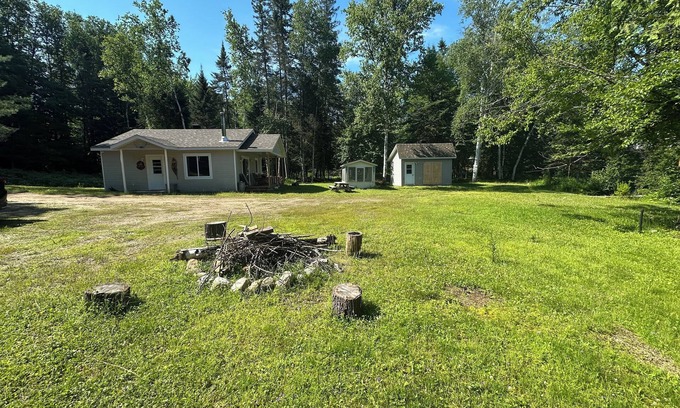 Chute-Saint-Philippe Ski Chalet | Cosy cottage in the heart of nature with stream, footbridge and private island