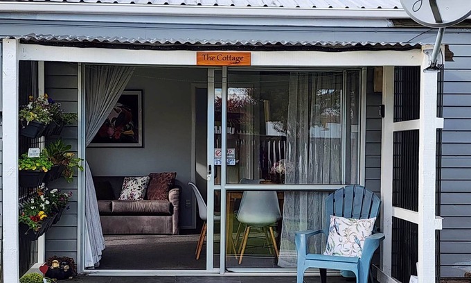Amberley Cottage | Cosy cottage with wineries and cafes within close proximity
