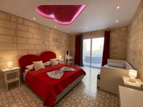 Paola House | Cosy Cupids Hideout Hot Tub and BBQ - 4km away from airport