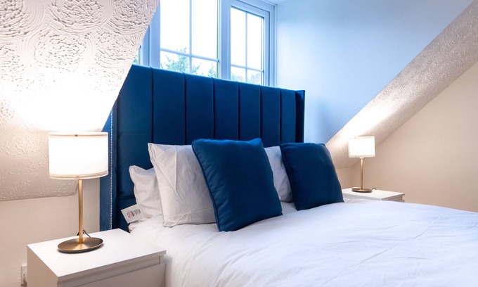 Bramcote House | Cosy Deluxe 3 Bed House - Free Parking - Sleeps 9