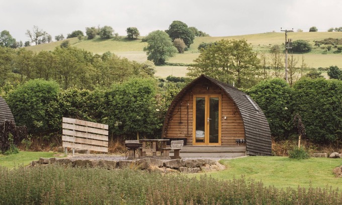 Builth Wells Cabin | Cosy En-suite Glamping Cabin Near Hay-on-Wye.