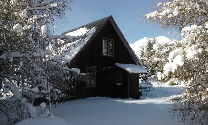 Castle Hill Ski Chalet | Cosy family and pet friendly chalet in a fabulous scenic alpine setting.