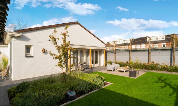 Kaatsheuvel House | Cosy holiday home with garden and hot tub