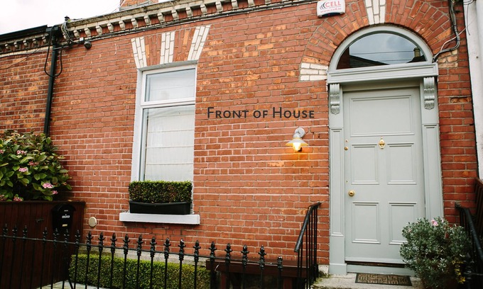 Broadstone House | Cosy Home; Sleeps 10.City 15 mins walk/Tram 2 Mins walk