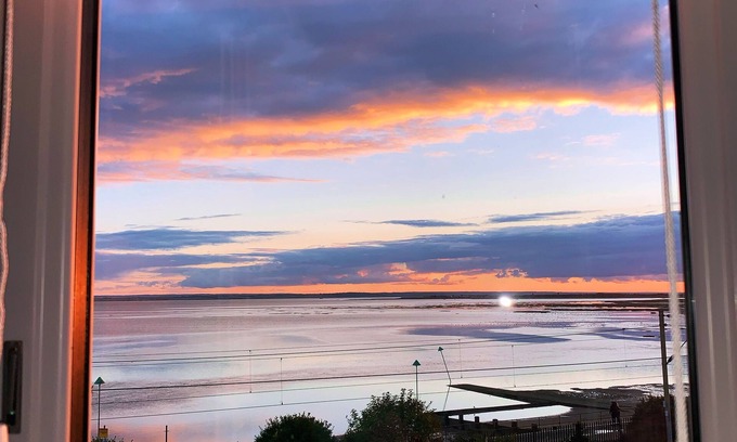 Leigh-on-Sea House | Cosy Hot Tub Beach House with Panoramic Views of LeighonSea Estuary + Fireplace