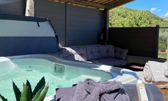Bouyon House | Cosy house l'antre deux Pierres with private jacuzzi between sky and sea
