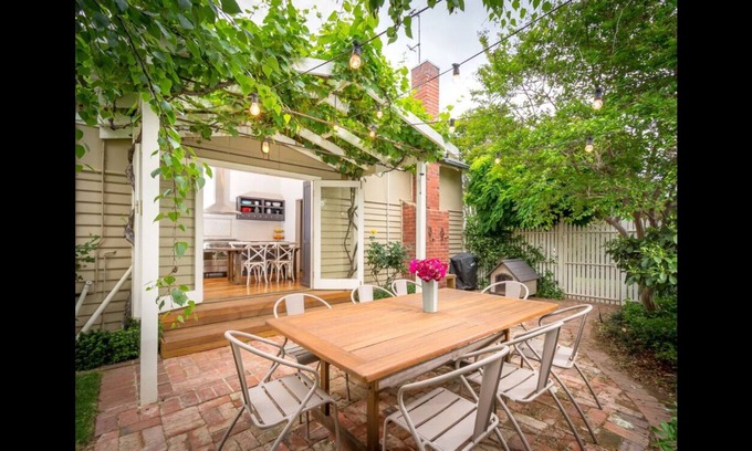 Shepparton House | Cosy, inner city home