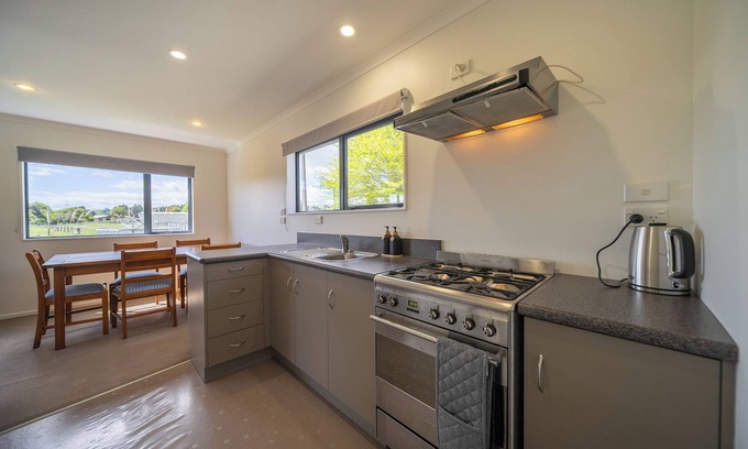 Manapouri House | Cosy Lakeside - Manapouri Holiday Home