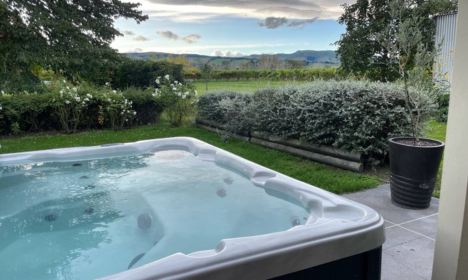 Waipara Bed & Breakfast | Cosy little getaway with amazing hot tub and wineries on your doorstep