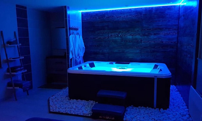 Cemboing Apartment | Cosy Love & Spa Love room avec spa, hammam et sauna privatif