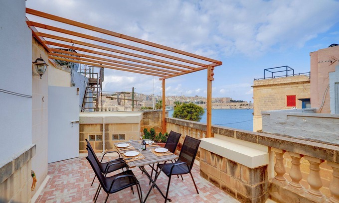 Senglea House | Cosy Maltese Townhouse, Roof Terrace and Views