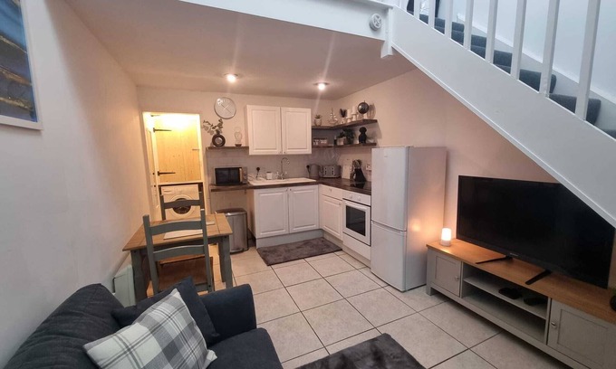 Pembroke Cottage | Cosy Moat House Cottage No.6