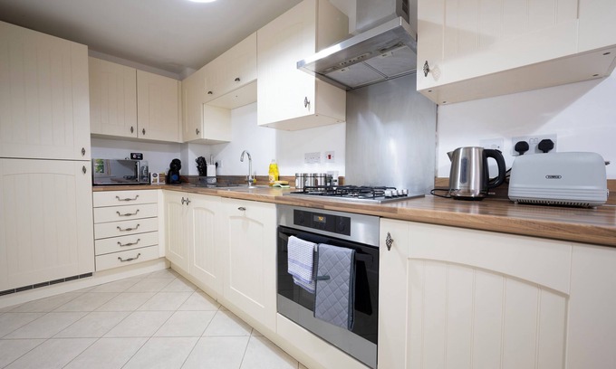 Stuppington House | Cosy Modern House Sleeps 9 - En-suite and Parking