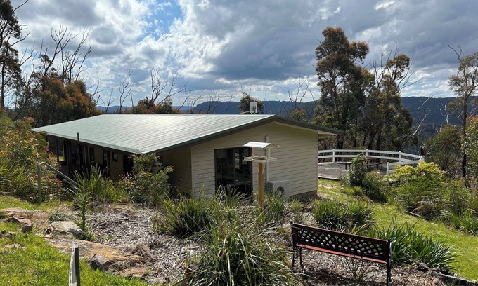 Mount Tomah House | Cosy Mountain Retreat with Stunning Views, Walks & Comfort in Mount Tomah