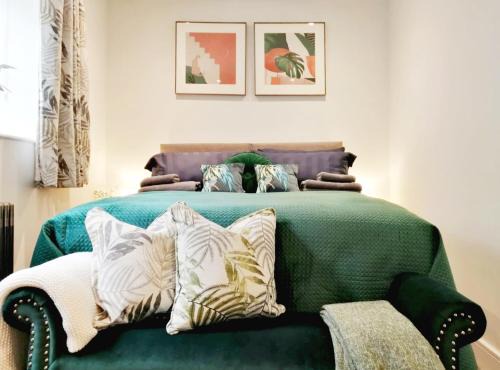 Cheltenham Apartment | Cosy Old Coach House Near Montpelier & Town Centre