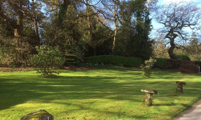 Holmbury St Mary Cottage | Cosy, one bedroomed 'cottage' on quiet farm within the centre of the village.