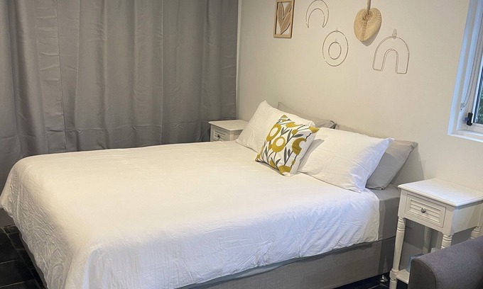 West Bathurst Apartment | Cosy Private Studio