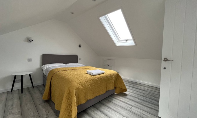 Figge's Marsh Apartment | Cosy Refurbished Apartment w/King Bed, Easy Transport to Central London