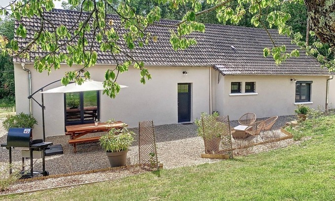 Cerilly Cottage | Cosy Retreat in Prestigious Forest: 3BR Home, Terrace, BBQ, Near Lake & Hiking