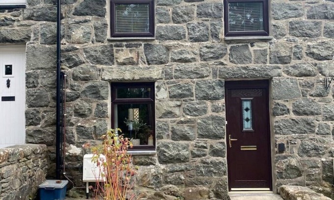 Llanystumdwy Cottage | Cosy retreat: The Fishermans Cottage in Beautiful Snowdonia, pet friendly