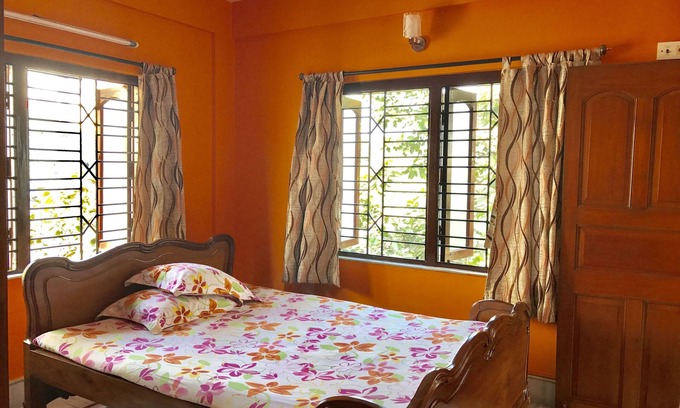 Tollygunge Apartment | Cosy room.superb location.comfort living