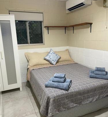 Jingili Bed & Breakfast | Cosy room tropical garden