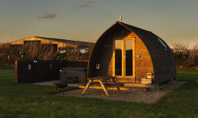 Grantham Cabin | Cosy Rural Cabin with Electric Hot Tub
