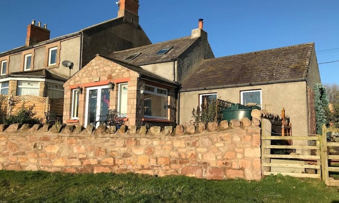 Berwick-upon-Tweed Cottage | Cosy rural retreat with panoramic views of hills and coast
