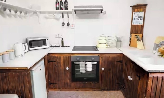 Borth Apartment | Cosy Seaside Apartment in old stone cottage, steps from the beach.
