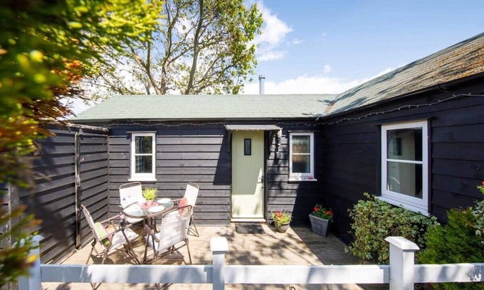 Selsey Cabin | Cosy self-contained annexe in Selsey