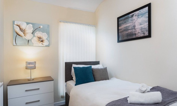 Cwmbrwla House | Cosy Stay Swansea - TV in Every Bedroom!