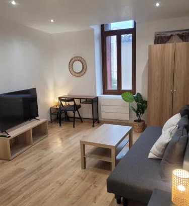 Saint-Mitre-les-Remparts Apartment | Cosy Studio
