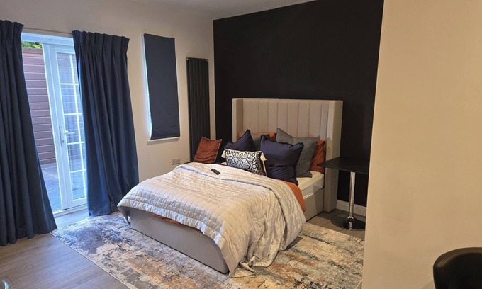 Willian Apartment | Cosy Studio Apartment - Sleeps 2, Garden & Parking