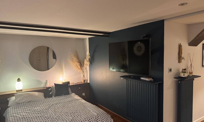 Wambrechies Apartment | Cosy studio room with separate entrance, parking and bathroom.